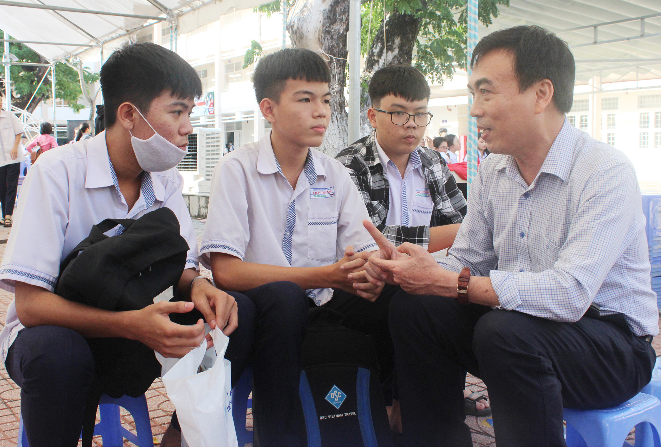 TS. Phạm Tấn Hạ, Phó Hiệu trưởng Trường ĐH Khoa học Xã hội và Nhân văn TP. Hồ Chí Minh cung cấp thông tin về một số ngành nghề HS quan tâm và tư vấn hướng nghiệp cho các em.