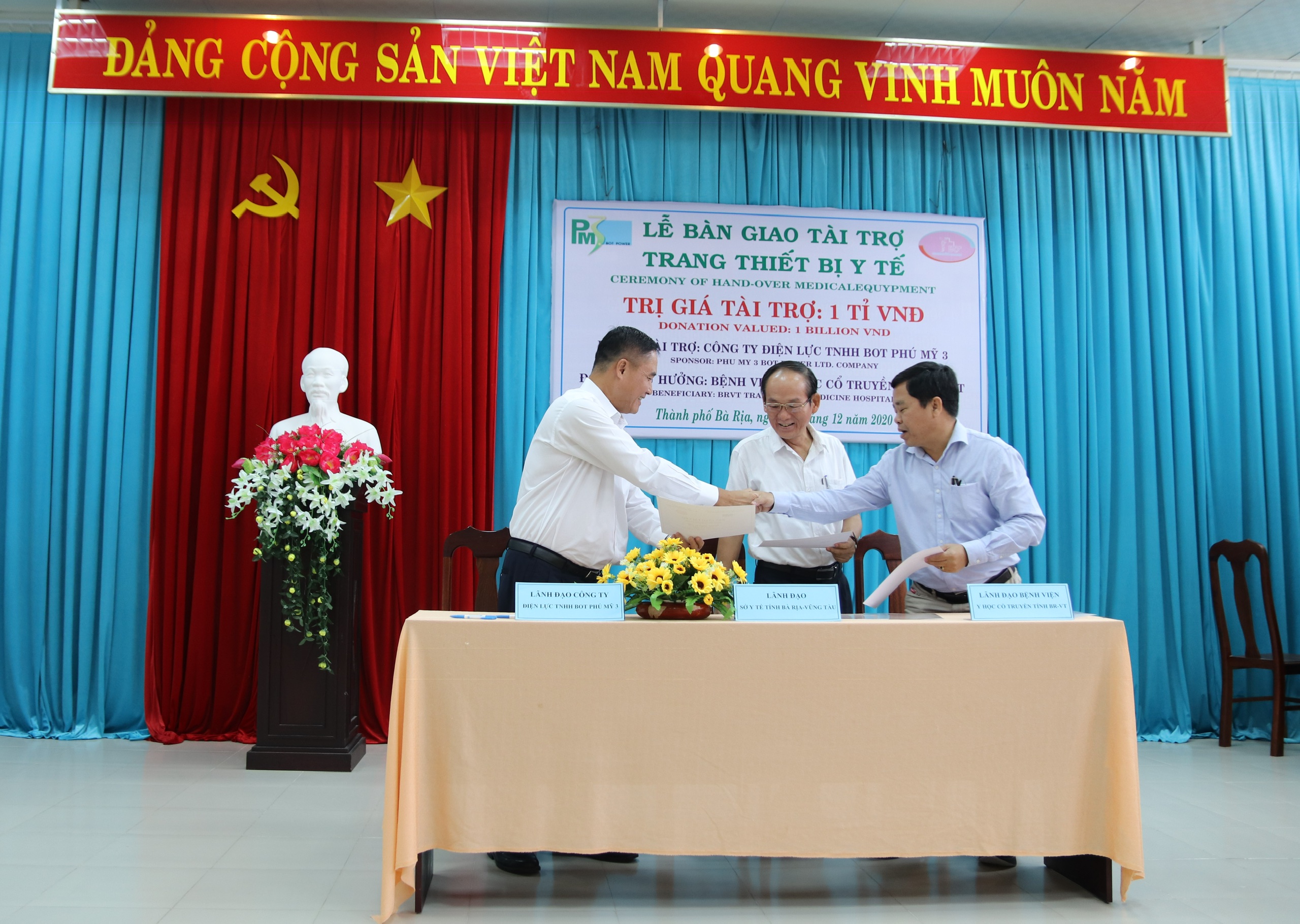 Đại diện Công ty Điện lực TNHH BOT Phú Mỹ 3 trao tài trợ cho Bệnh viện Y học cổ truyền.