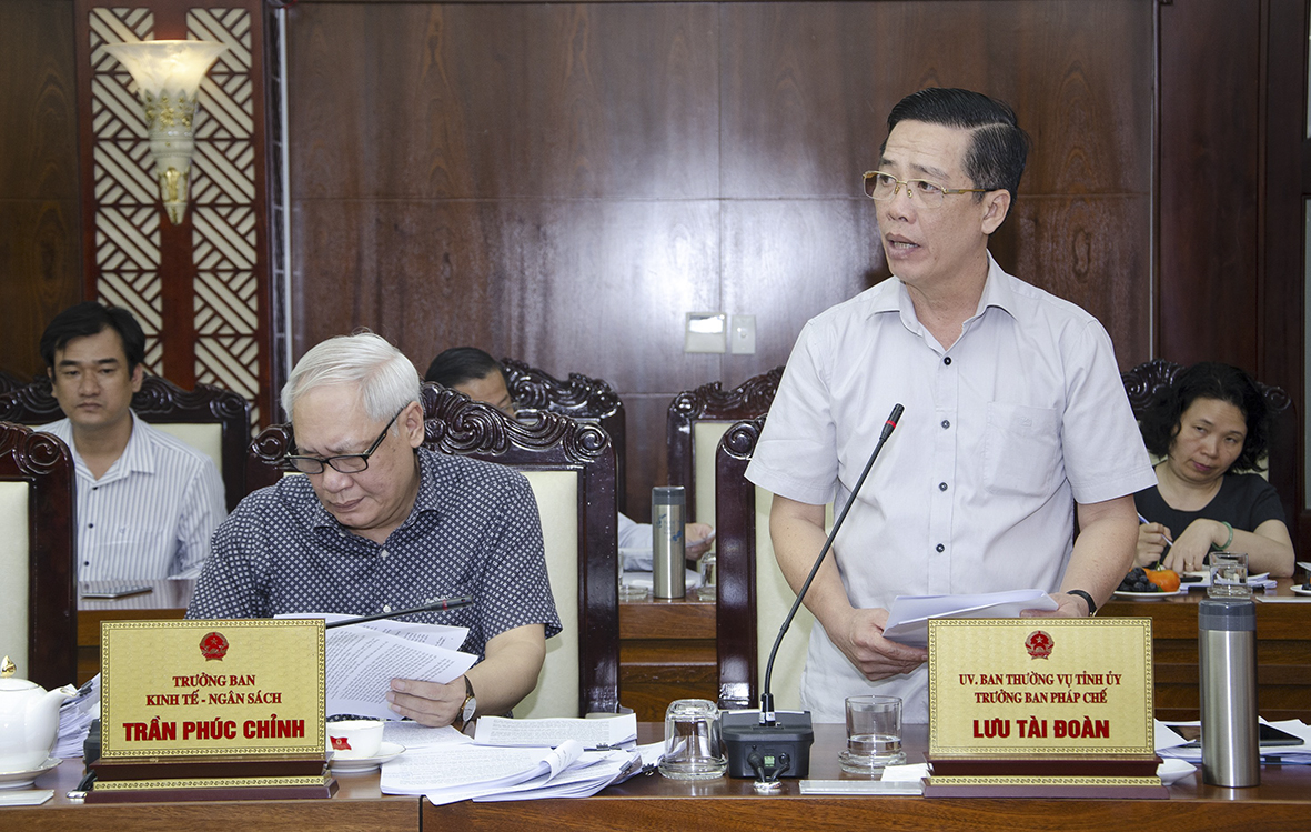 Ông Lưu Tài Đoàn, Ủy viên Ban Thường vụ Tỉnh ủy, Trưởng Ban Pháp chế HĐND tỉnh trình bày Dự thảo Báo cáo thẩm tra về tình hình thi hành pháp luật năm 2020 trên địa bàn tỉnh.