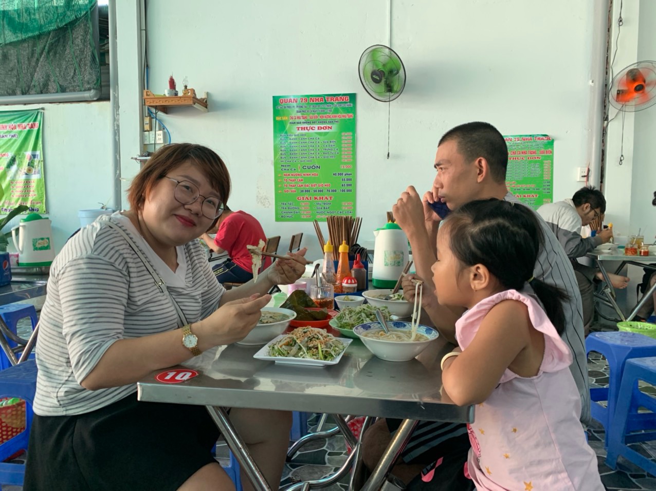 Khách thưởng thức món bún sứa tại quán 79 Nha Trang.