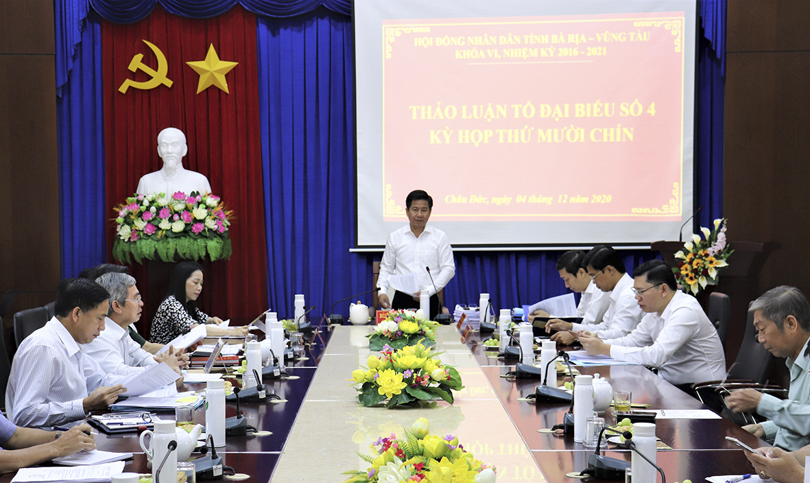 Đại biểu Bùi Chí Thành, Ủy viên Dự khuyết Trung ương Đảng, Ủy viên Ban Thường vụ Tỉnh ủy, Chủ tịch Ủy ban MTTQVN tỉnh điều hành thảo luận Tổ Đại biểu số 8 và 9 tại Châu Đức. Ảnh: ĐÌNH HÙNG