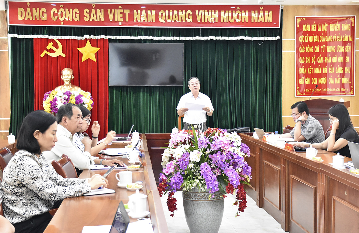 Đại biểu Huỳnh Bách Chiến, Phó Trưởng Ban Tổ chức Tỉnh ủy điều hành thảo luận Tổ Đại biểu số 10 và 11 tại huyện Xuyên Mộc. Ảnh: TRẦN TRÀ