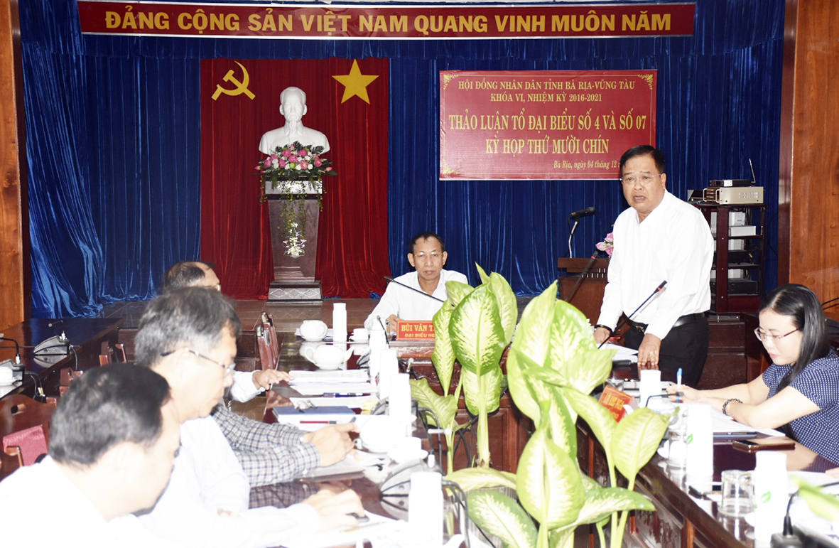 Đại biểu Nguyễn Văn Trình, nguyên Phó Bí thư Tỉnh ủy, nguyên Chủ tịch UBND tỉnh phát biểu thảo luận về các giải phát triển kinh tế - xã hội năm 2021 trong Phiên thảo luận của Tổ Đại biểu số 4 và 7 tại TP.Bà Rịa. Ảnh: TUYẾT MAI