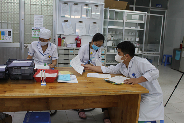 Đội ngũ nhân viên y tế của Khoa Cấp cứu đang thực hiện công tác ghi bệnh án cho bệnh nhân.