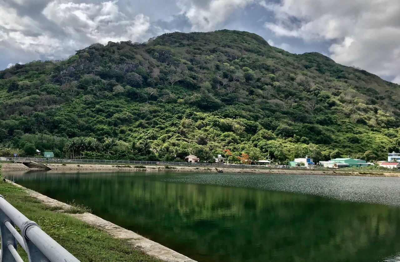 Hồ Quang Trung 2 (huyện Côn Đảo) đã được cải tạo để bảo đảm trữ lượng nước ngọt cung cấp cho nhu cầu sản xuất và sinh hoạt của người dân, du khách. Ảnh: MINH TÂM