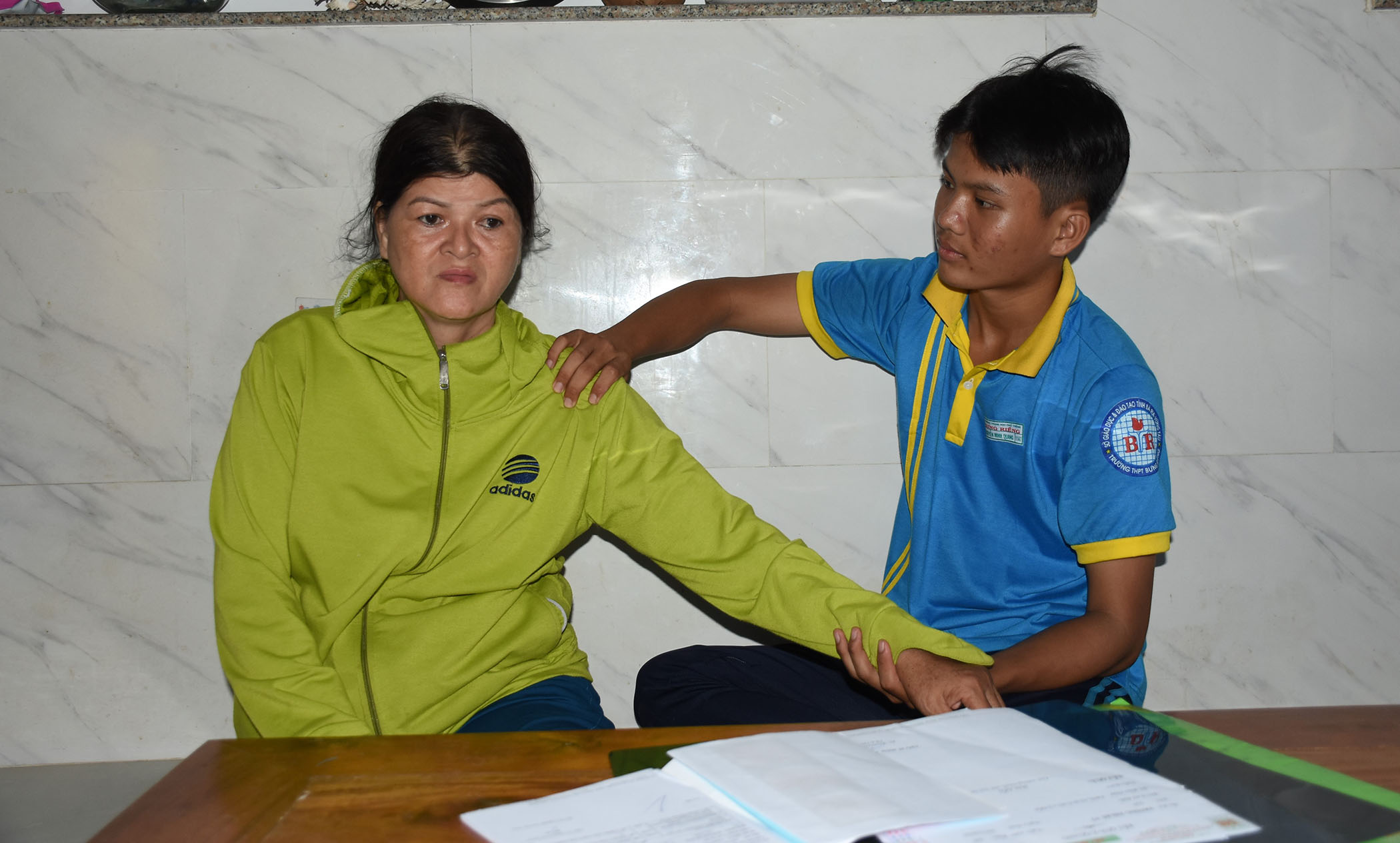 Mẹ con bà Trương Thị Bé Tý đang ở trong hoàn cảnh cùng cực, rất cần sự giúp đỡ  của các nhà hảo tâm.
