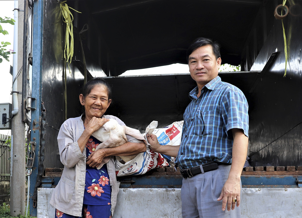 Ông Nguyễn Trung Hiếu, Phó Chủ tịch UBND xã Suối Rao trao dê giống cho hộ bà Lý Thị Mùi (ngụ thôn 1, xã Suối Rao).