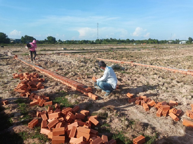 Người dân xây tường rào xác định ranh giới đất của mình tại dự án Khu dân cư số 1 Tây Nam (TT. Long Điền, huyện Long Điền). 