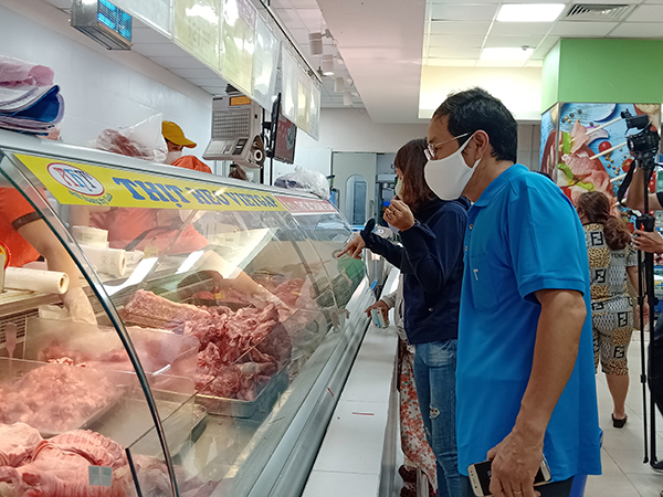 Người dân chọn mua thực phẩm tại Co.op Mart Vũng Tàu.