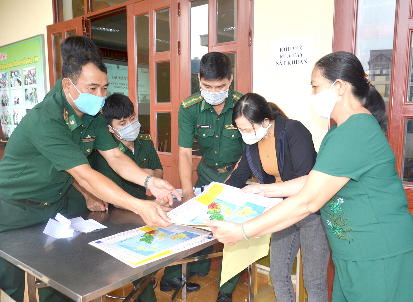 Cán bộ, chiến sĩ BĐBP tỉnh phát bản đồ tọa độ hệ thống đường ống dẫn khí và các công trình dầu khí trên biển cho các chủ tàu thuyền trên địa bàn TP.Vũng Tàu.