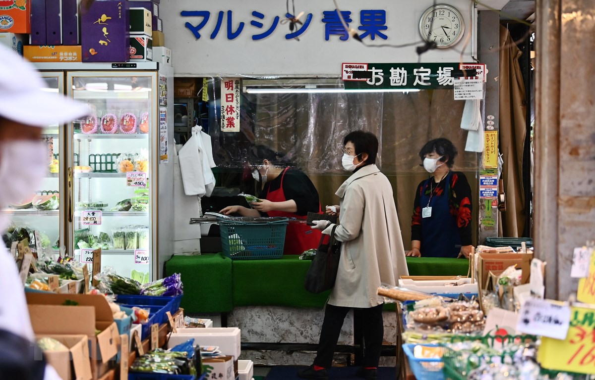 Người dân mua bán hàng hóa tại một cửa hàng ở Tokyo, Nhật Bản.