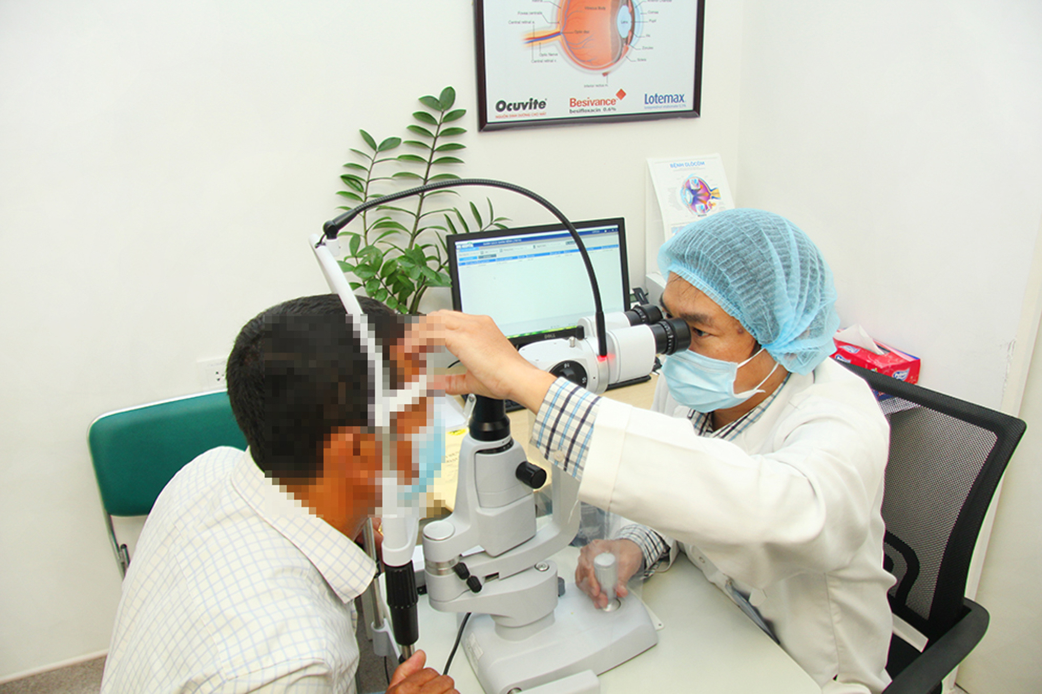 BS. CKI. Trần Hiếu khám cho người bệnh.