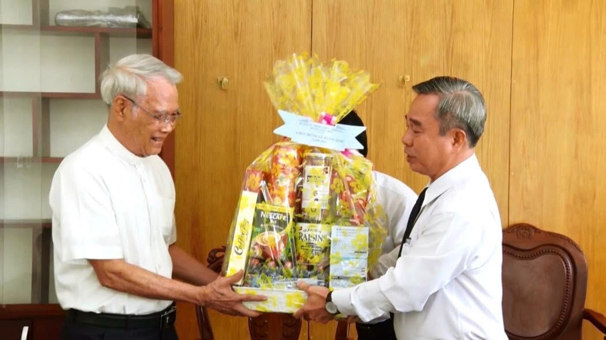 Ông Võ Hữu Hạnh, Phó Bí thu Thường trực Huyện ủy, Chủ tịch HĐND huyện Long Điền (bên phải) tặng quà, chúc mừng Giáng sinh tại Nhà Hưu dưỡng Công giáo xã Phước Hưng.