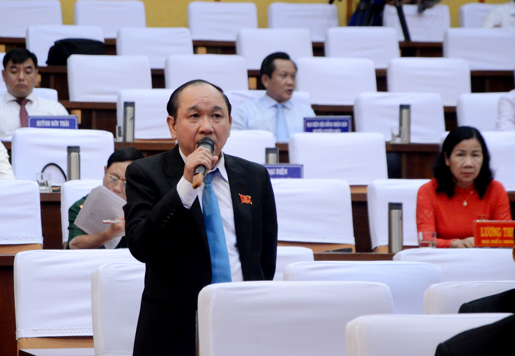 Ông Huỳnh Văn Hồng, Phó trưởng Ban Văn hóa Xã hội HĐND tỉnh nêu ý kiến về vấn đề tuyển dụng viên chức giáo dục.