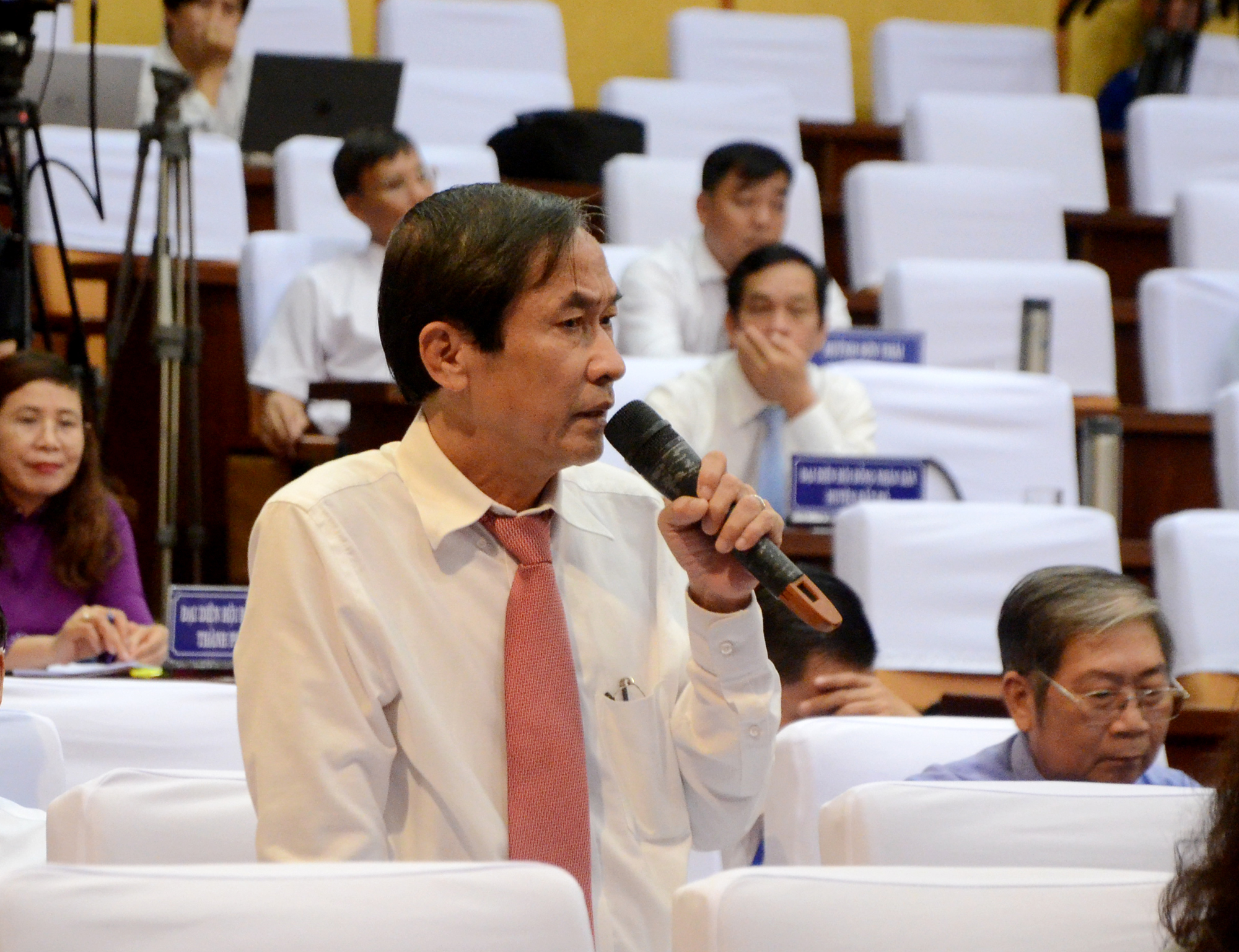 Ông Trương Thanh Phong, Giám đốc Sở Nội vụ giải trình về việc chậm trễ, khó khăn trong tuyển dụng viên chức danh lãnh đạo quản lý các cơ sỏ giáo dục trên địa bàn tỉnh. 