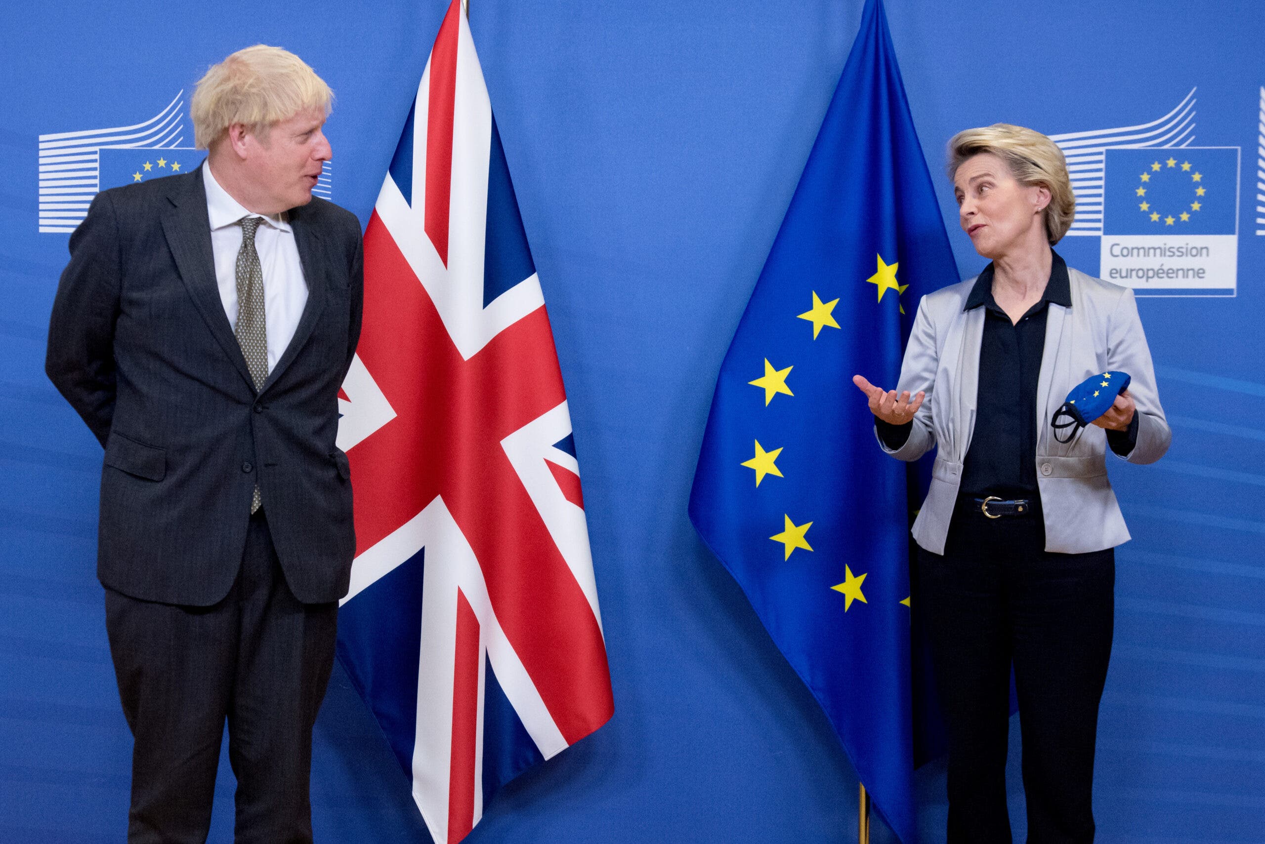 Chủ tịch Ủy ban châu Âu (EC) Ursula von der Leyen (phải) trong cuộc gặp Thủ tướng Anh Boris Johnson tại Brussels (Bỉ).