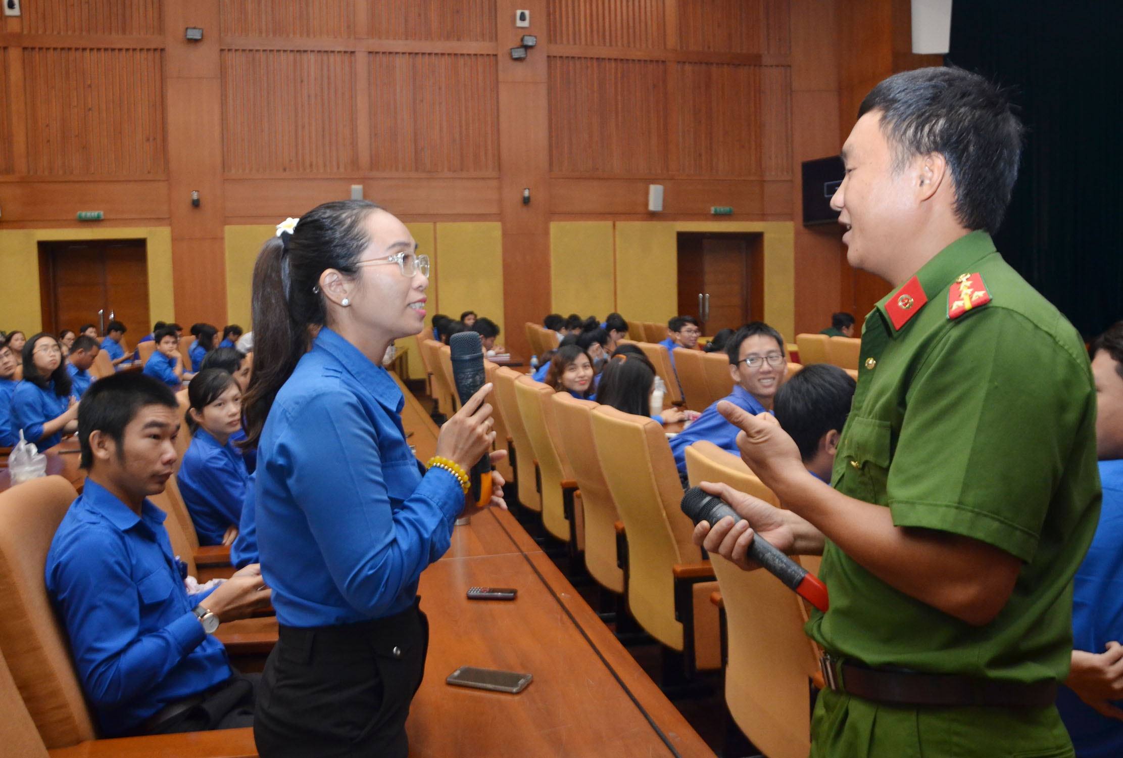 Ngoài phát triển mô hình “Khu dân cư không có thanh thiếu niên mắc TNTX”, Tỉnh đoàn còn thường xuyên tập huấn về phòng chống TNXH cho ĐVTN. Trong ảnh: Đại úy Lê Đức Dương, Phòng PC 04, Công an tỉnh BR-VT trao đổi với ĐVTN những kiến thức cơ bản về ma túy.