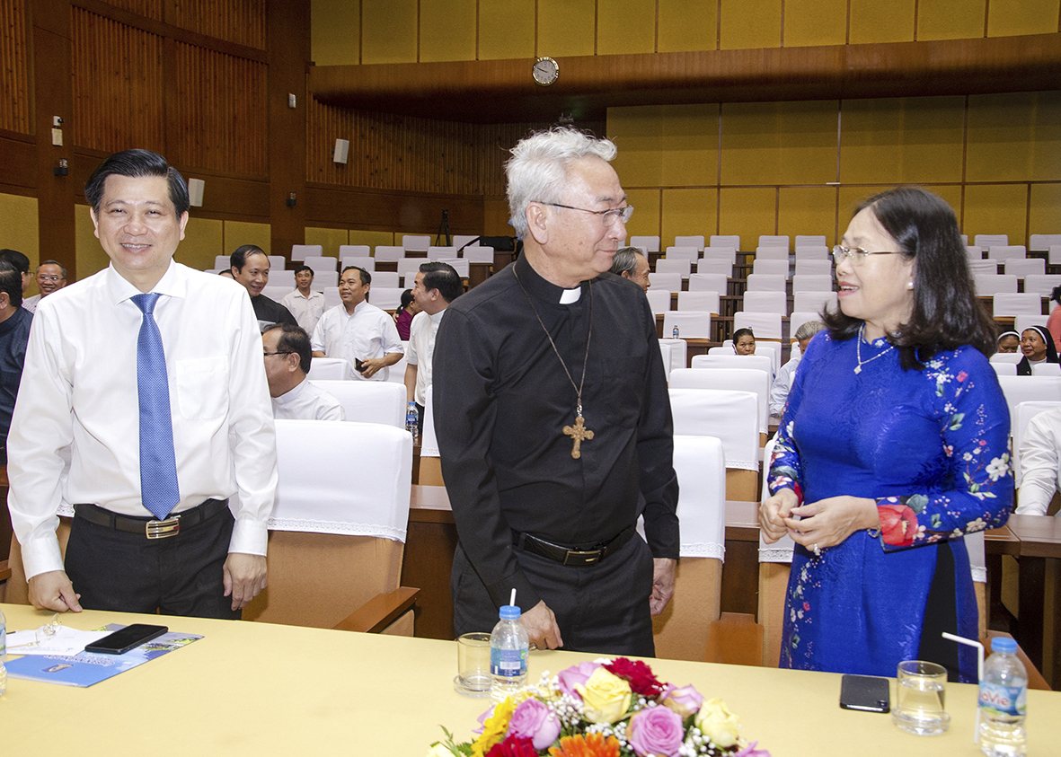 Bà Nguyễn Thị Yến, Phó Bí thư Thường trực Tỉnh ủy, Trưởng Đoàn ĐBQH tỉnh; ông Trần Văn Tuấn, Ủy viên Ban Thường vụ Tỉnh ủy, Phó Chủ tịch UBND tỉnh (bìa trái) chúc mừng Giám mục Giáo phận Bà Rịa Emmanuel Nguyễn Hồng Sơn nhân dịp lễ Giáng sinh 2020.