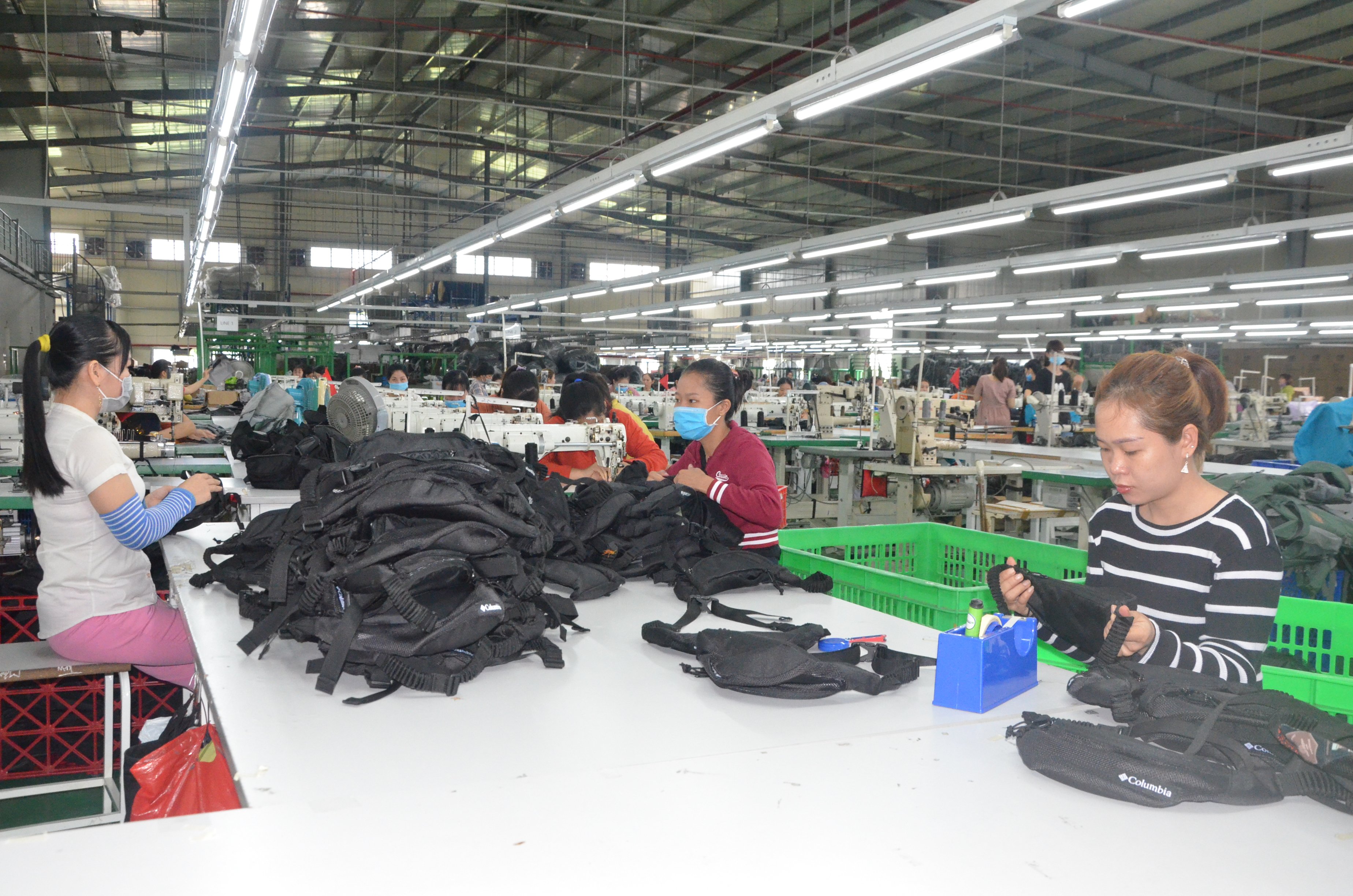 Công ty TNHH Bao Do Global Vina (Cụm CN Tóc Tiên, xã Tóc Tiên, TX. Phú Mỹ) là một trong những DN đã thanh toán số tiền nợ BHXH sau đợt thanh tra chuyên ngành về đóng BHXH, BHTN, BHYT từ ngày 16 đến 30/10 tại 40 DN  của BHXH tỉnh. Trong ảnh: Công nhân Công ty TNHH Bao Do Global Vina trong giờ làm việc.