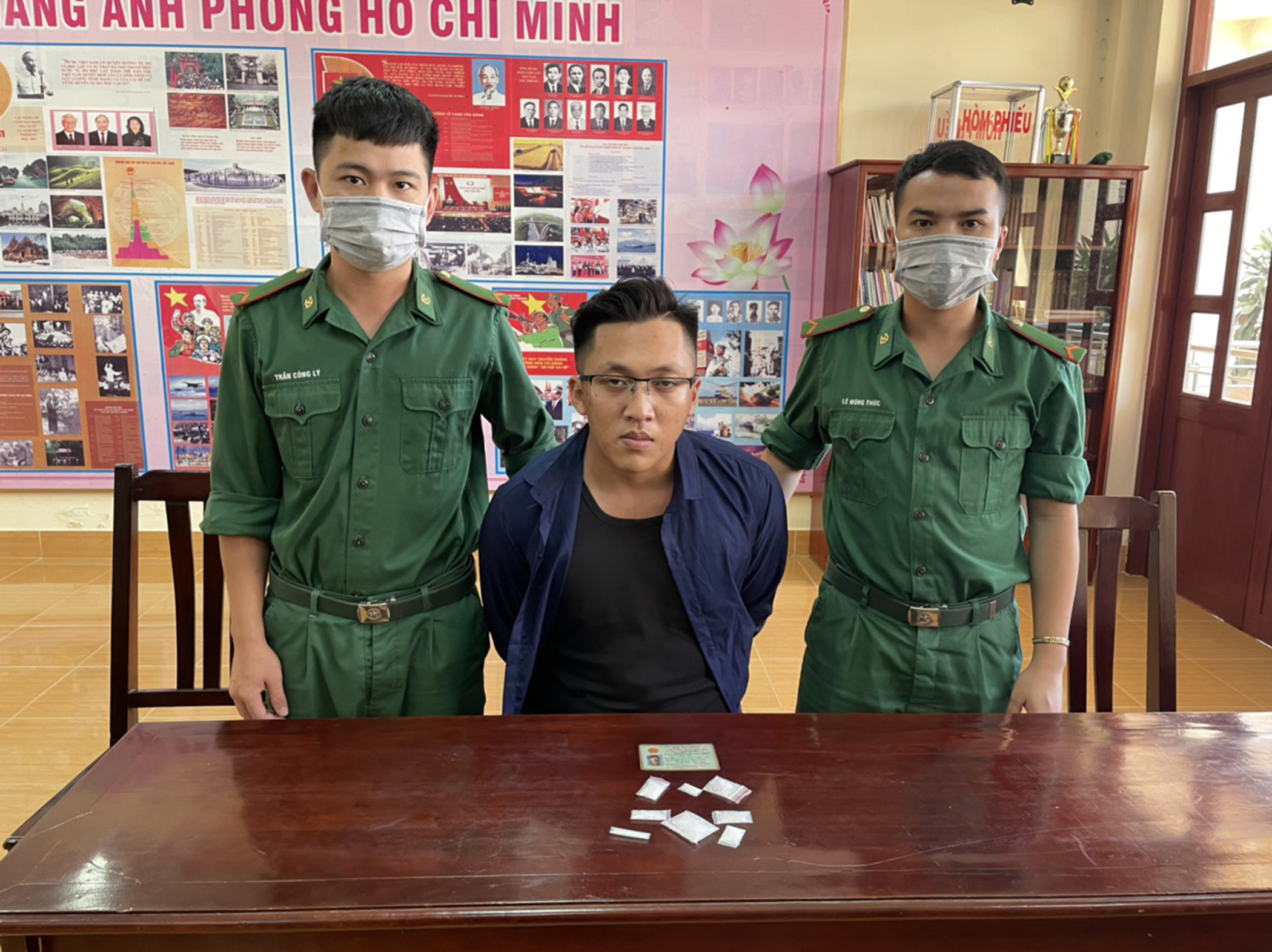 Đối tượng Trương Hoàng Phúc và tang vật vụ án tại cơ quan điều tra.