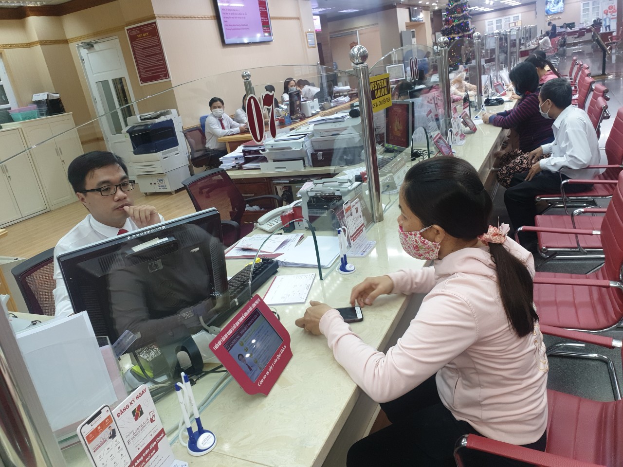 Hiện Agribank có 200 sản phẩm dịch vụ, đáp ứng nhu cầu khác nhau của khách hàng. Trong ảnh: Khách hàng giao dịch  tại Agribank, chi nhánh BR-VT.