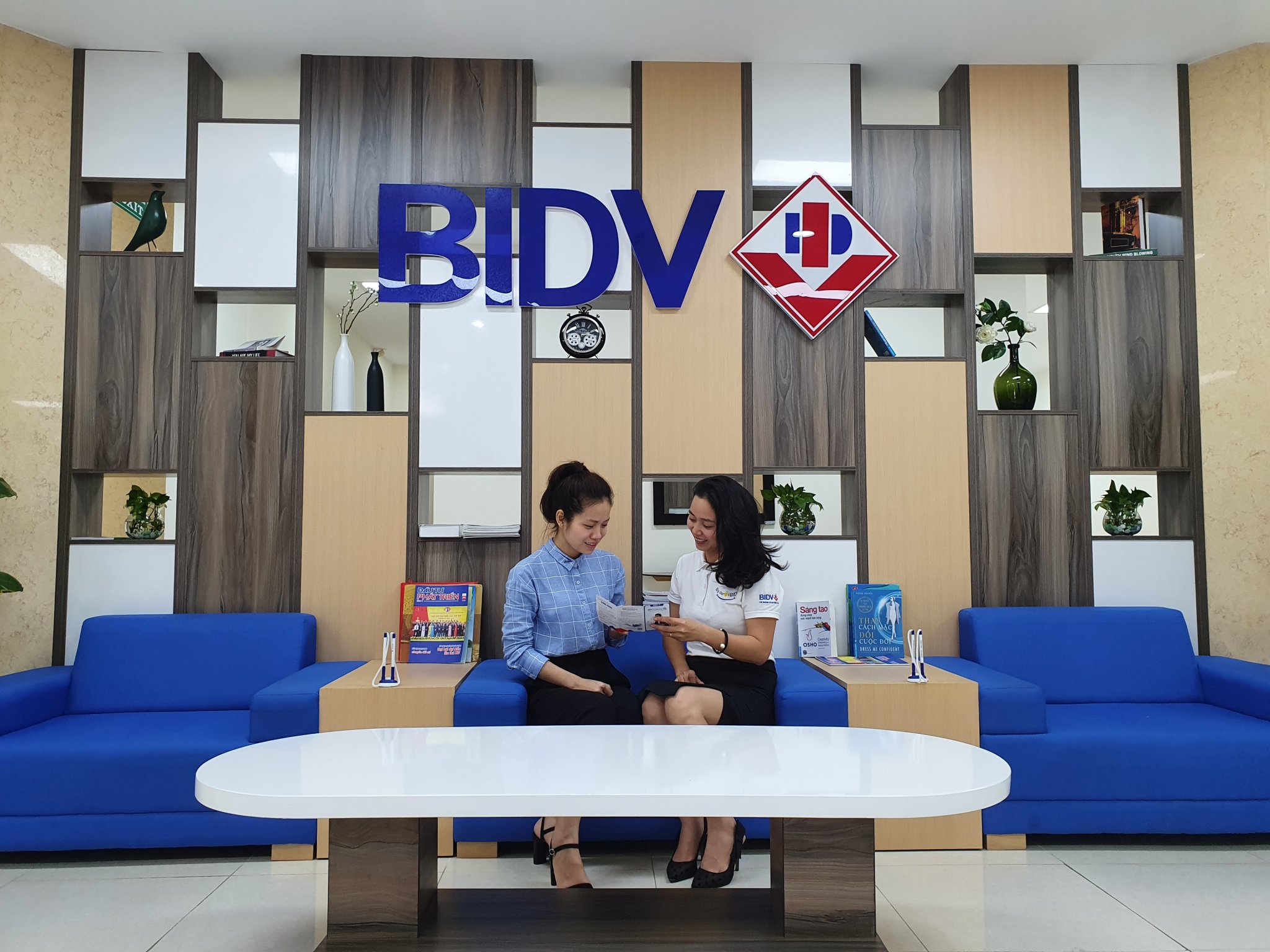Chuyển tiền online là một dịch vụ thế mạnh của BIDV. Trong ảnh: Nhân viên BIDV BR-VT tư vấn cho phụ huynh về giải pháp thu hộ học phí trường học tại quầy.