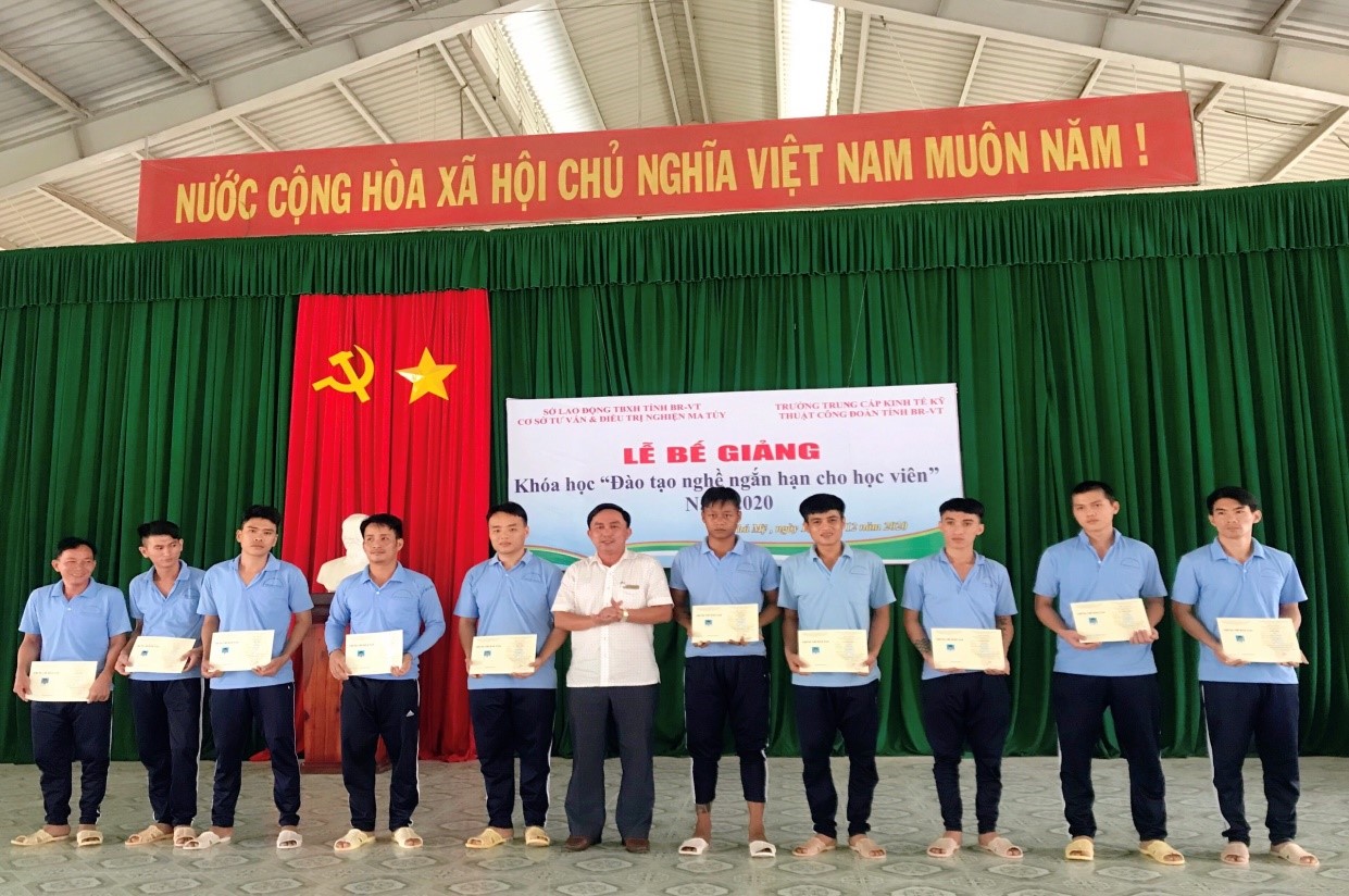 Thạc sĩ Trần Quang Vinh, Hiệu trưởng Trường TC Kinh tế - Kỹ thuật Công đoàn BR-VT trao chứng chỉ cho các học viên.