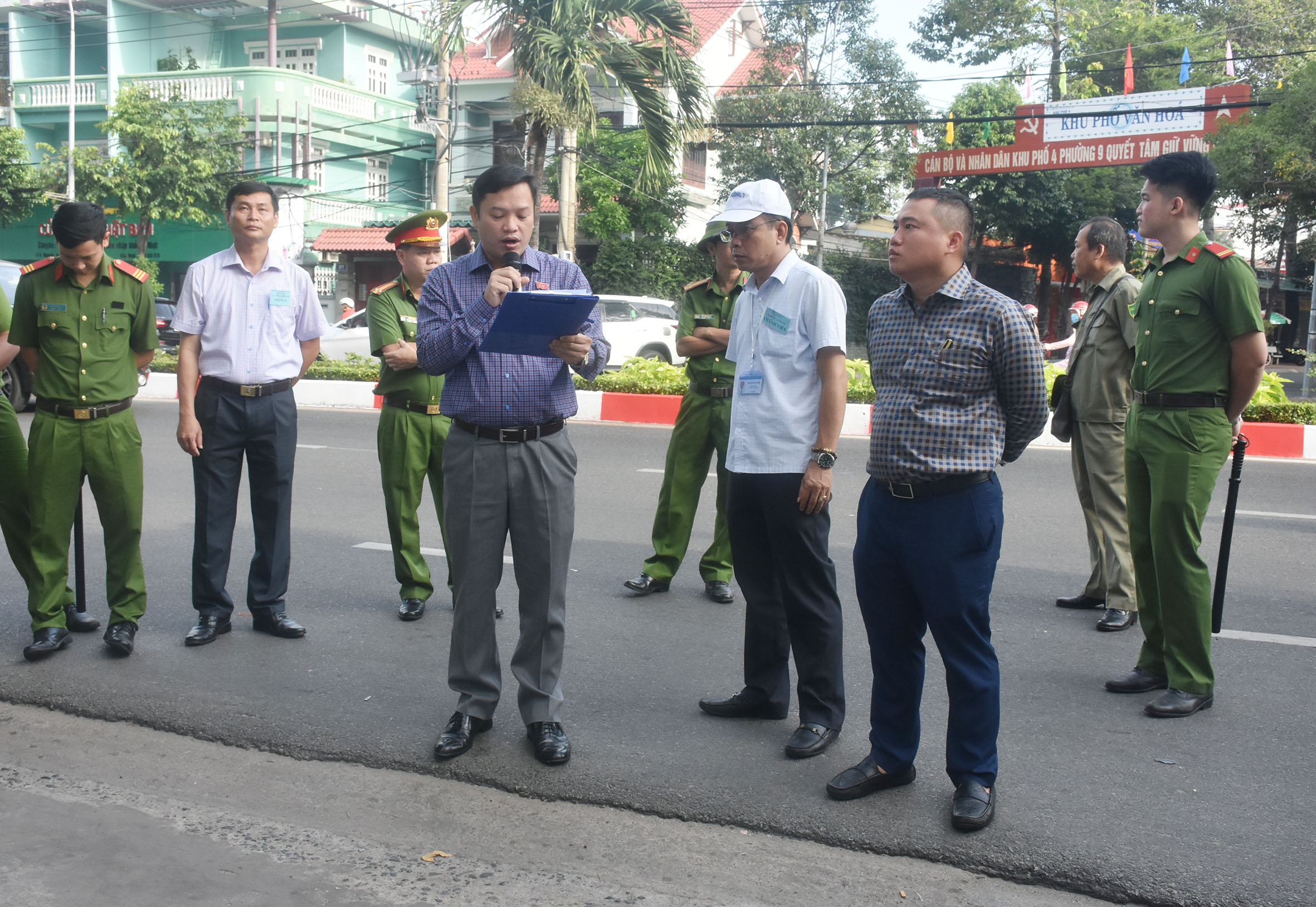 Ông Nguyễn Xuân Thanh, Chủ tịch UBND phường 7 đọc Quyết định cưỡng chế 5 công trình.