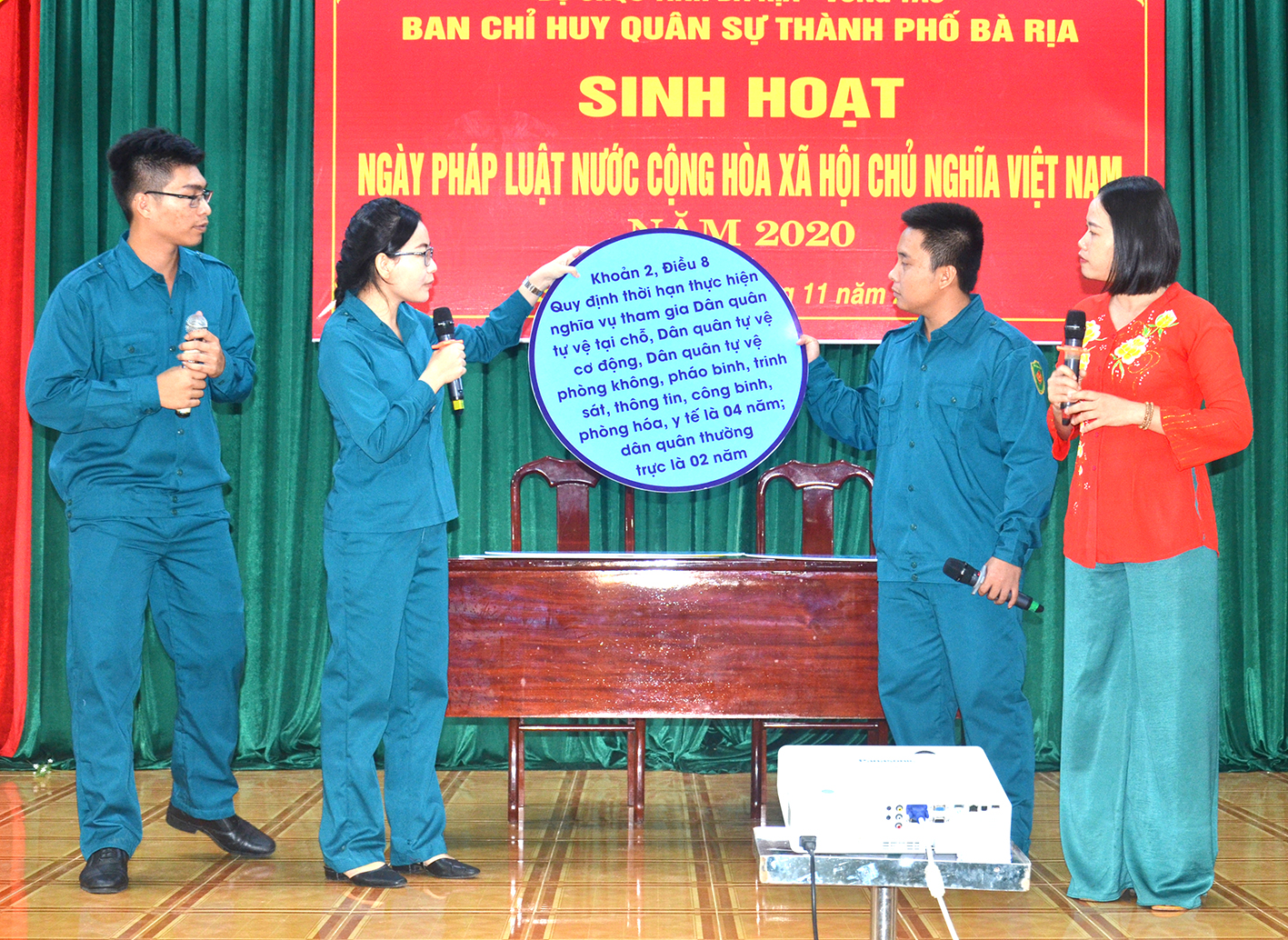 Cán bộ, chiến sĩ và đoàn viên thanh niên TP. Bà Rịa trình bày tiểu phẩm “Chính sách và niềm tin” tuyên truyền về Luật Dân quân tự vệ tại buổi sinh hoạt “Ngày pháp luật” năm 2020.