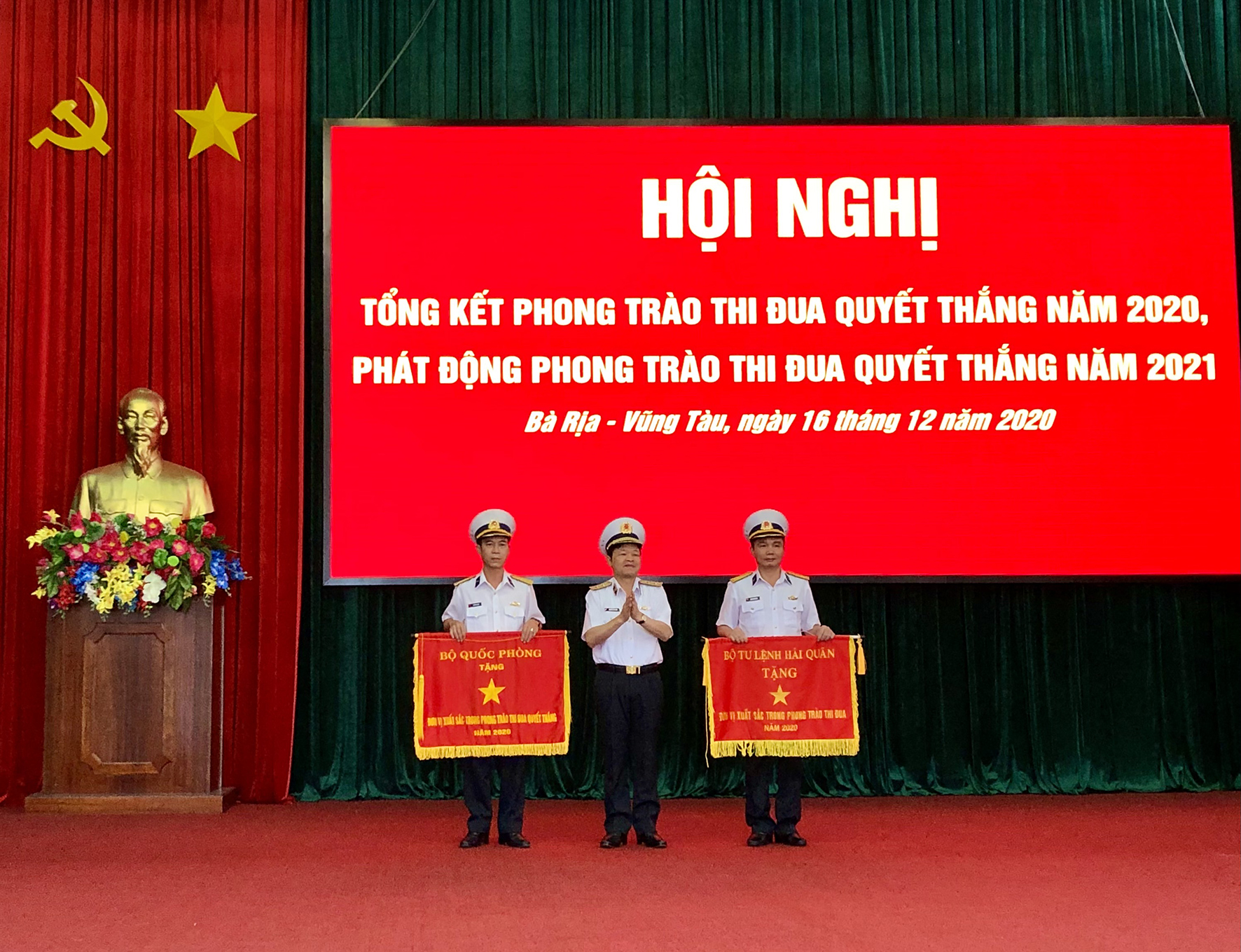 Trung tướng Nguyễn Văn Bổng, Chính ủy Hải quân trao Cờ thi đua cho đại diện các đơn vị xuất sắc trong phong trào thi đua năm 2020.