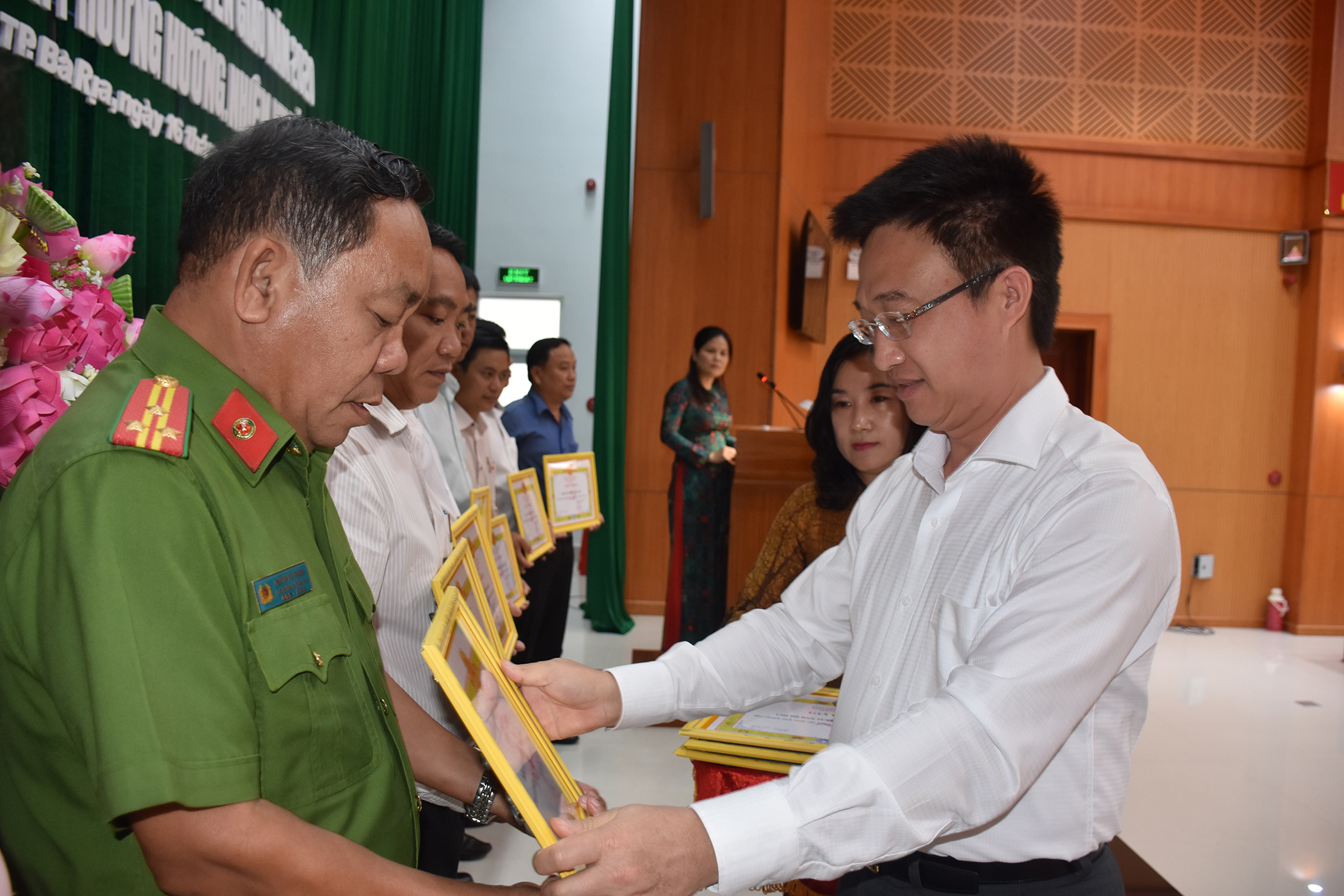 Ông Đặng Minh Thông, Ủy viên Ban Thường vụ Tỉnh ủy, Bí thư Thành ủy Bà Rịa tặng Giấy khen cho các tập thể.