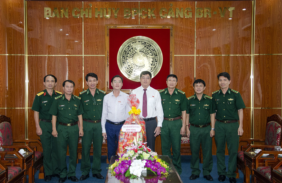 Ông Trần Đình Khoa, Ủy viên Ban Thường vụ Tỉnh ủy, Bí thư Thành ủy Vũng Tàu (thứ 5 từ trái qua) thăm, chúc mừng cán bộ, chiến sĩ Đồn Biên phòng Cửa khẩu cảng nhân Kỷ niệm 76 năm Ngày thành lập Quân đội nhân dân Việt Nam.