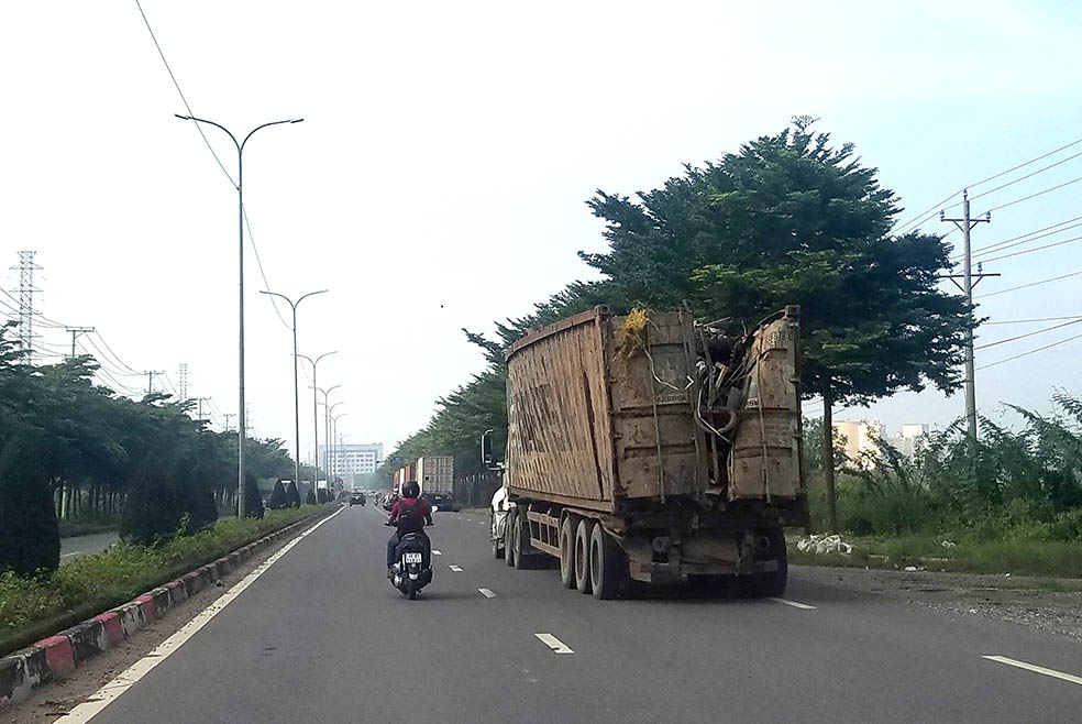 Nguy cơ từ các xe container chở phế liệu