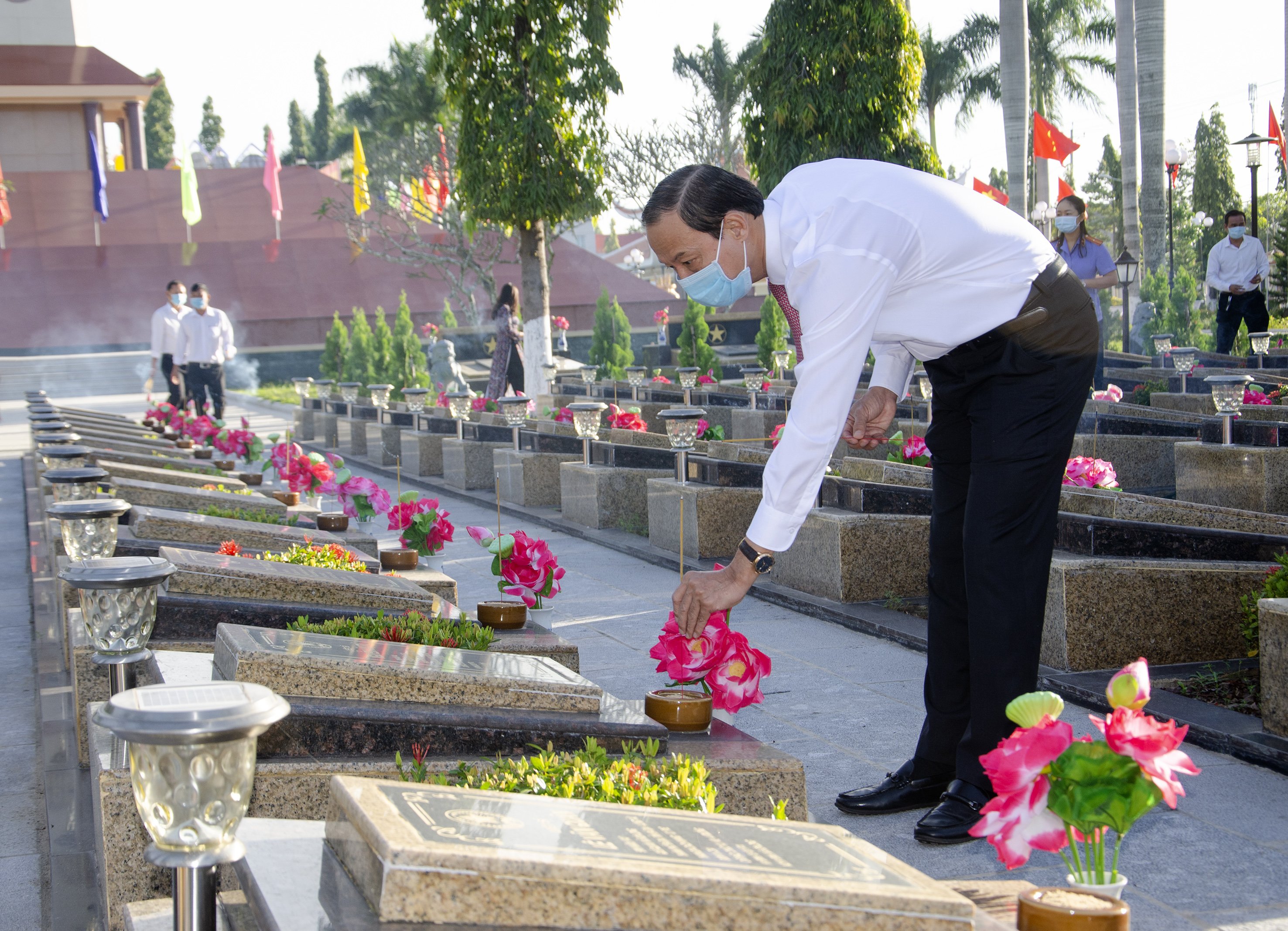 Ông Nguyễn Văn Thọ, Phó Bí thư Tỉnh ủy, Chủ tịch UBND tỉnh thắp nhang tại các phần mộ liệt sĩ. Ảnh: BẢO KHÁNH