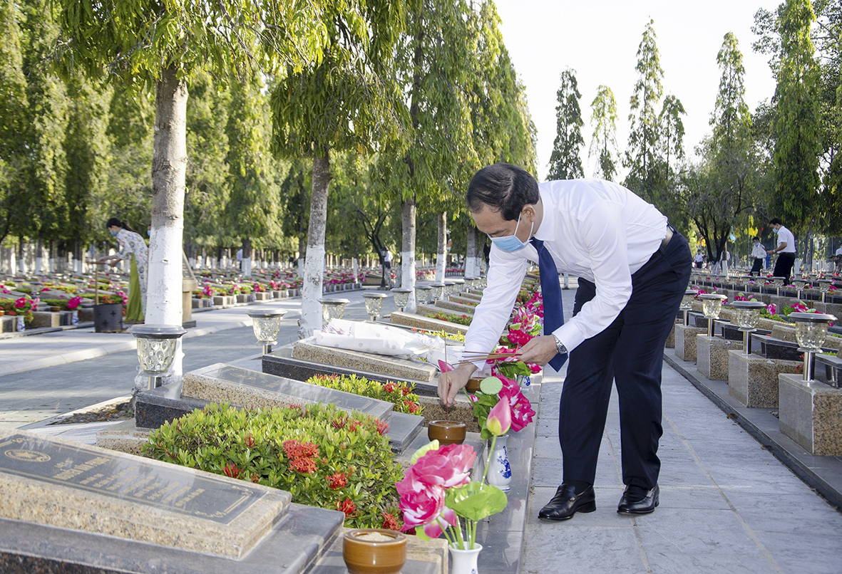 ông Mai Ngọc Thuận, Ủy viên Ban Thường vụ Tỉnh ủy, Phó Chủ tịch HĐND tỉnh thắp nhang tại các phần mộ liệt sĩ. Ảnh: BẢO KHÁNH