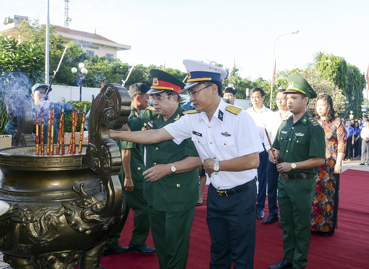 Các đại biểu dâng hương tại Đài tưởng niệm Liệt sĩ cầu Cỏ May.