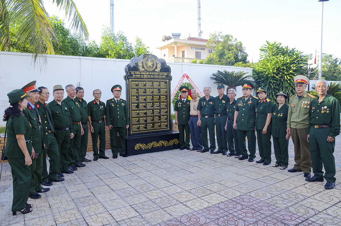 Đại diện Ban Liên lạc và các cựu chiến binh Sư Đoàn 3 Sao Vàng bên cạnh Bia Bia Tưởng niệm các Anh hùng Liệt sĩ Sư Đoàn 3 Sao Vàng hy sinh tại BR-VT năm 1975.