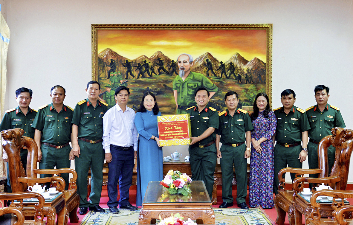 Bà Nguyễn Thị Yến, Phó Bí thư Thường trực Tỉnh ủy, Trưởng Đoàn ĐBQH tỉnh thăm, tặng quà Bộ Chỉ huy Quân sự tỉnh. Ảnh: MINH NHÂN