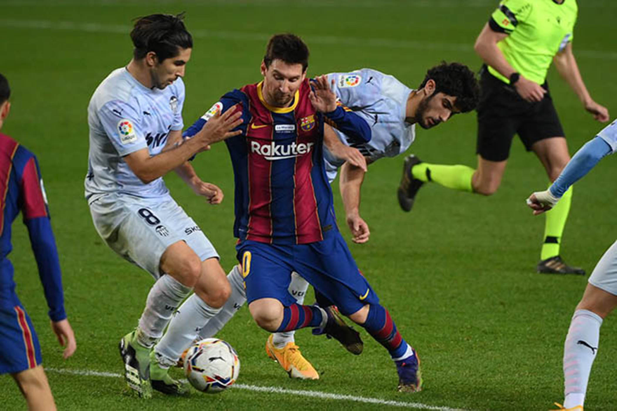 Messi ghi bàn nhưng Barca vẫn bị Valencia cầm chân với tỷ số 2-2.