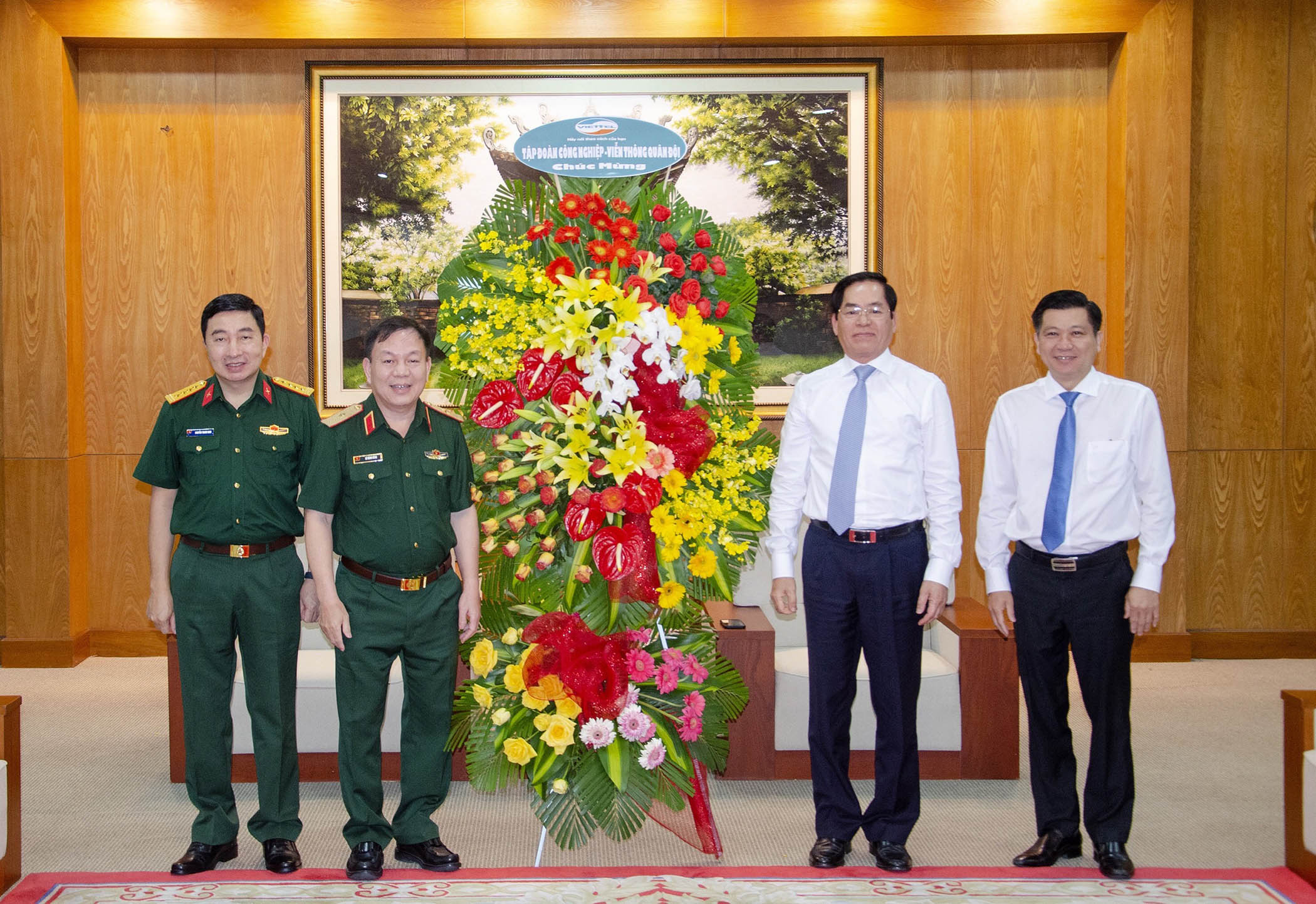 Thiếu tướng Lê Đăng Dũng, Chủ tịch kiêm Tổng giám đốc Tập đoàn Công nghiệp - Viễn thông quân đội Viettel (thứ 2 bìa trái) tặng hoa chúc mừng lãnh đạo tỉnh BR-VT.