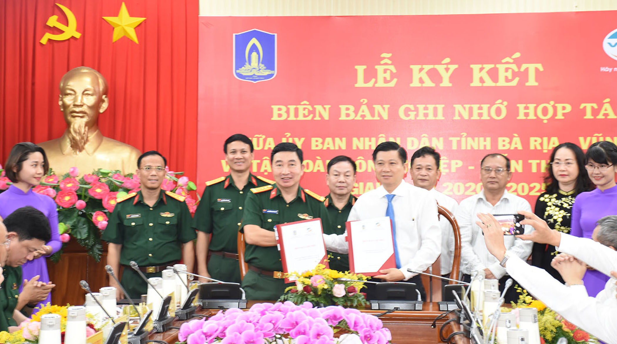 UBND tỉnh BR-VT và Tập đoàn Viettel ký kết hợp tác trong việc xây dựng chính quyền điện tử và đô thị thông minh tại tỉnh BR-VT.