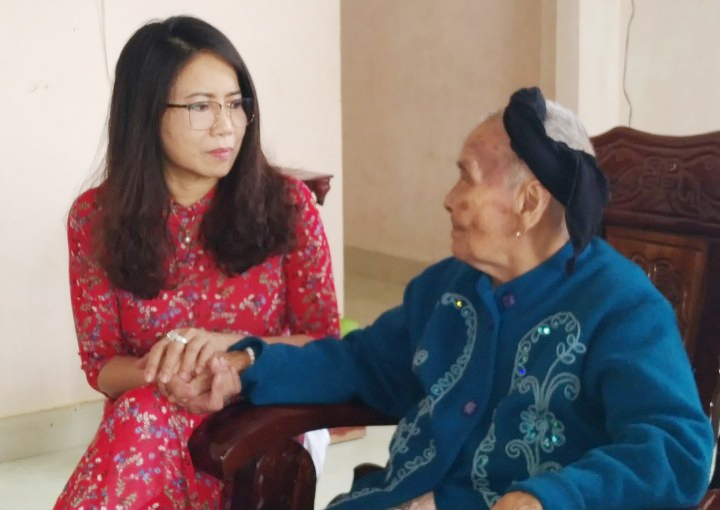 Bà Lê Thị Trang Đài, Chủ tịch UBND huyện Xuyên Mộc thăm, tặng quà Mẹ Việt Nam Anh hùng Lâm Thị Bàng. Ảnh: NGUYỄN THẮNG