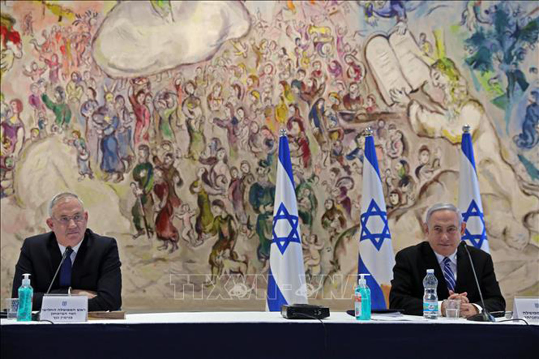 Thủ tướng Israel Benjamin Netanyahu (phải) và Bộ trưởng Quốc phòng Benny Gantz (trái) tại cuộc họp ở Jerusalem ngày 24/5/2020.