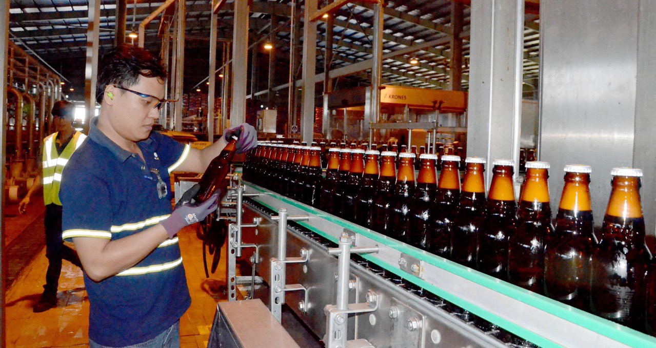 Sản xuất bia tại Nhà máy Bia Heineken Việt Nam.