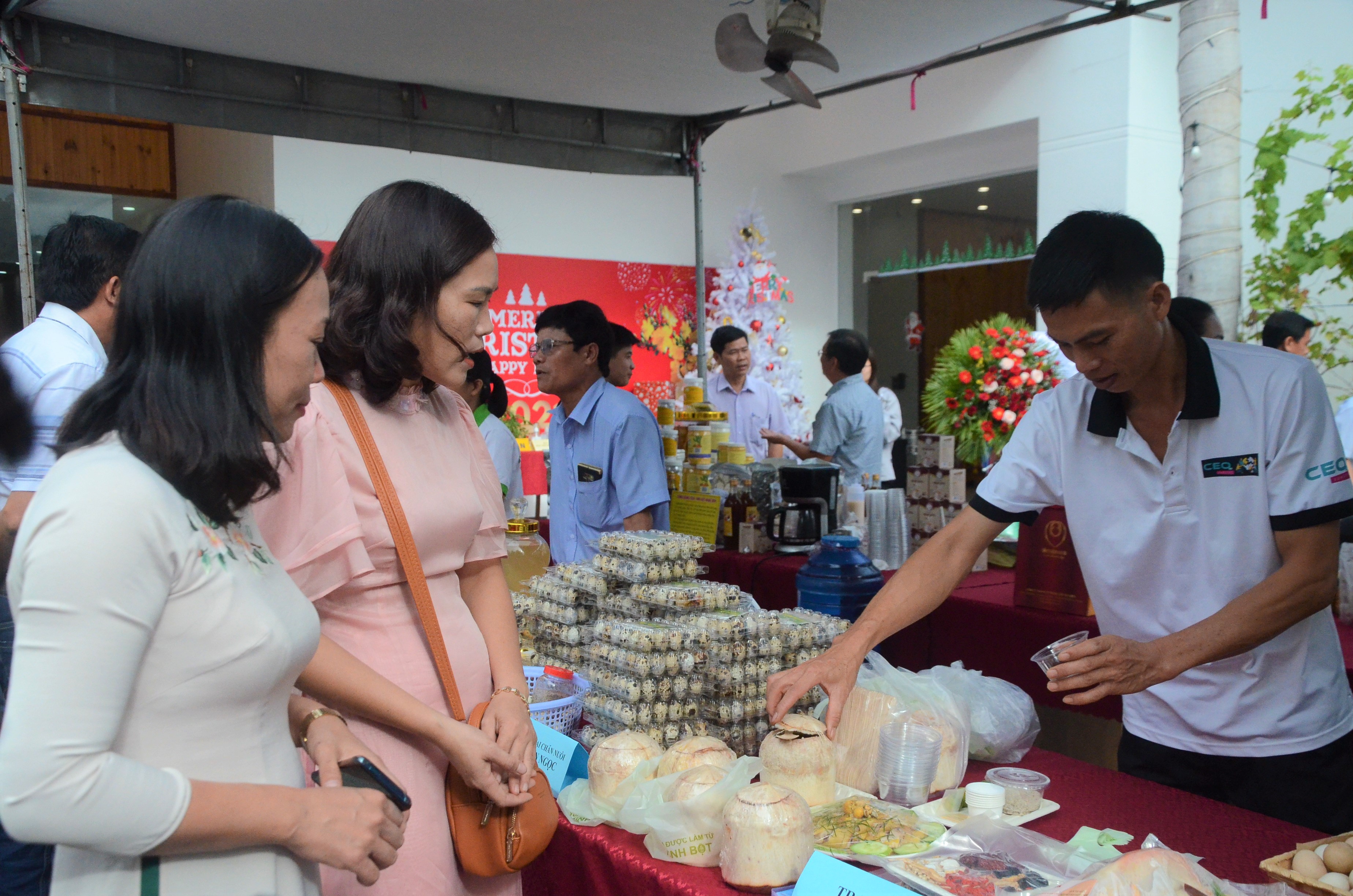 Khách hàng tham quan gian hàng tại hội nghị.