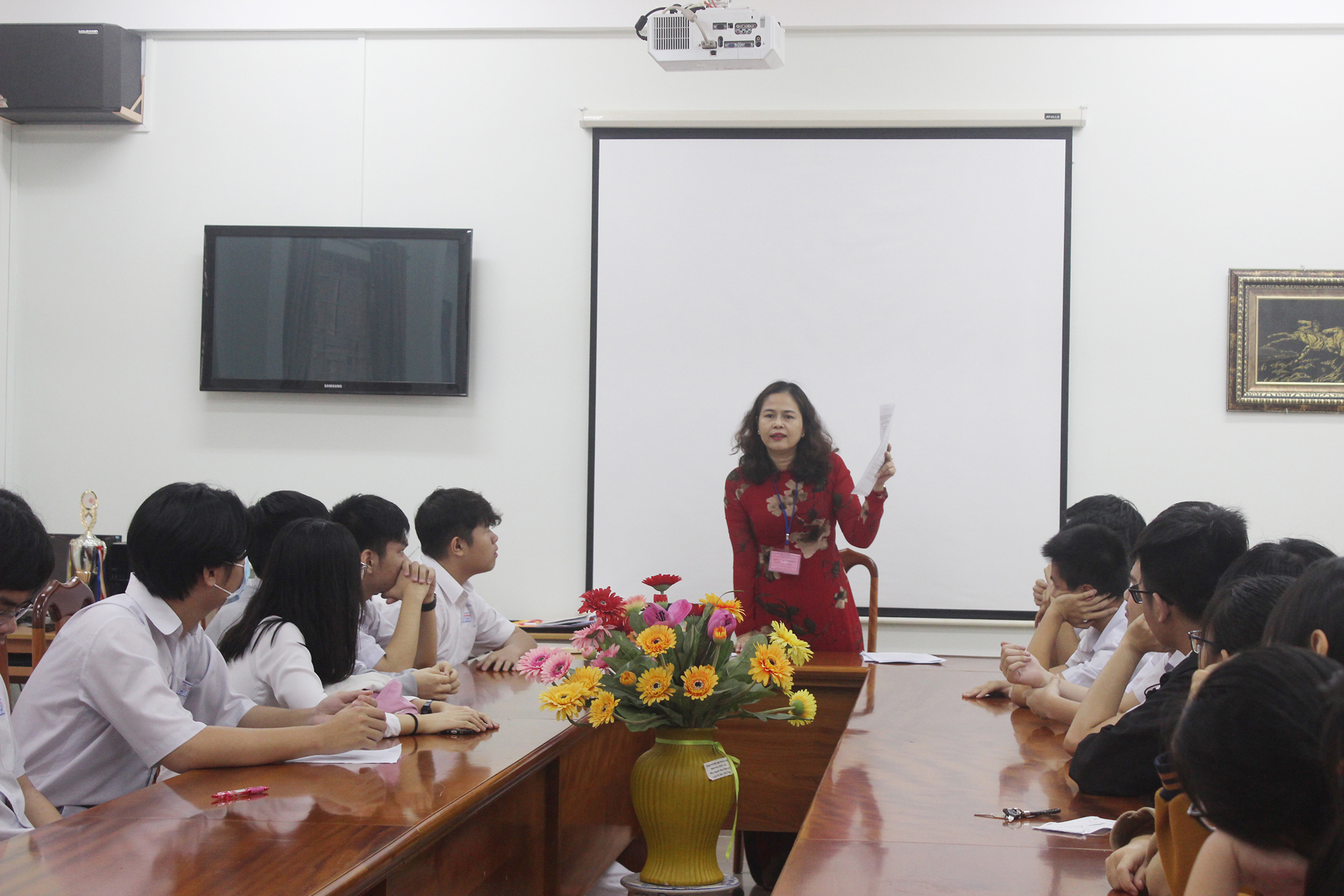 Bà Lữ Thị Trà Giang, Hiệu trưởng Trường THPT chuyên Lê Quý Đôn phổ biến quy chế thi cho các thí sinh tham dự kỳ thi năm nay.