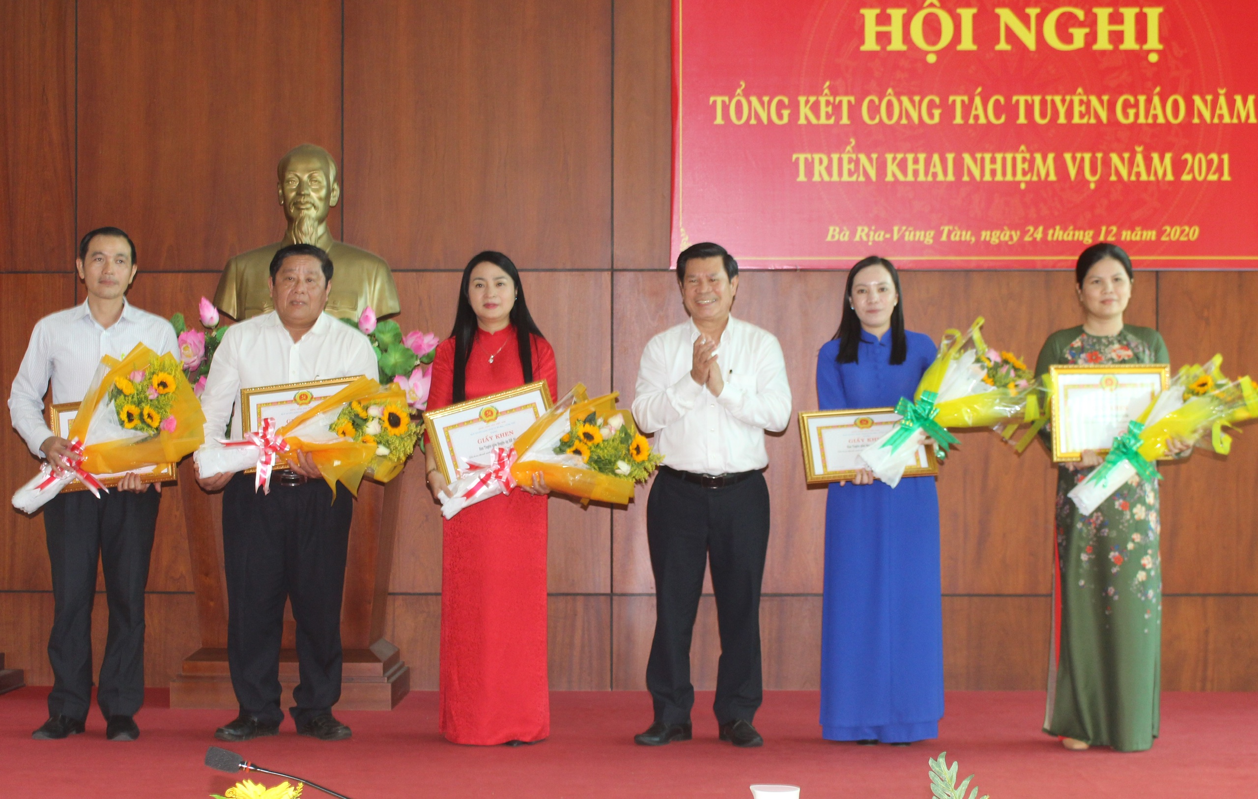 Ông Nguyễn Văn Xinh, Ủy viên Ban Thường vụ Tỉnh ủy, Trưởng Ban Tuyên giáo Tỉnh ủy tặng Giấy khen cho các tập thể hoàn thành xuất sắc nhiệm vụ tuyên giáo năm 2020.