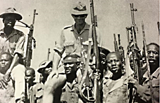 David Ben Uziel (giữa), đặc vụ Mossad huấn luyện quân nổi dậy ở Sudan năm 1971.