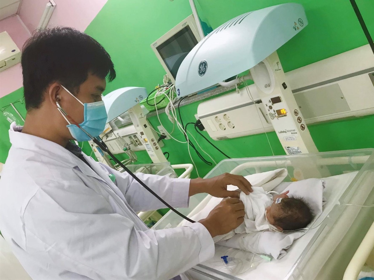 Nhân viên y tế chăm sóc trẻ sơ sinh tại Khoa Sản, Bệnh viện Bà Rịa.