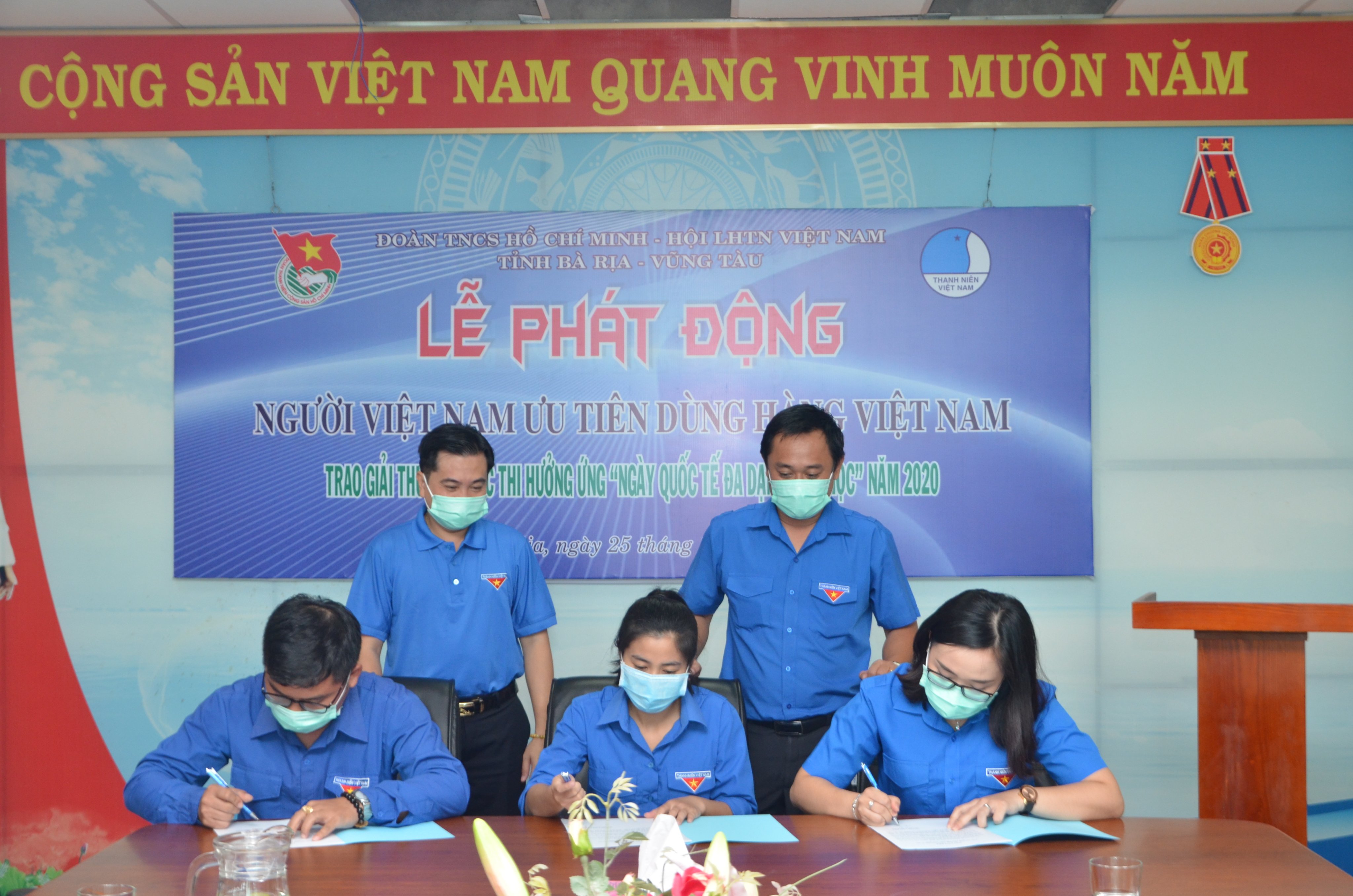 Đoàn thanh niên các huyện, thị xã, thành phố tham gia ký kết thực hiện Cuộc vận động “Người Việt Nam ưu tiên dùng hàng Việt Nam”.